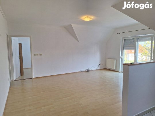 Csendes helyen fekvő társasházi lakás Balatonfüreden eladó!