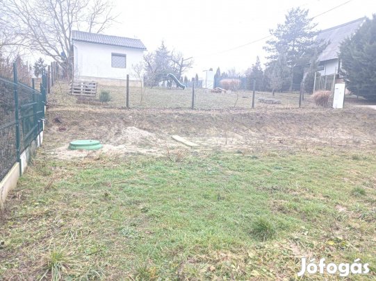 Csendes helyen lévő kis telek Akarattyapusztán