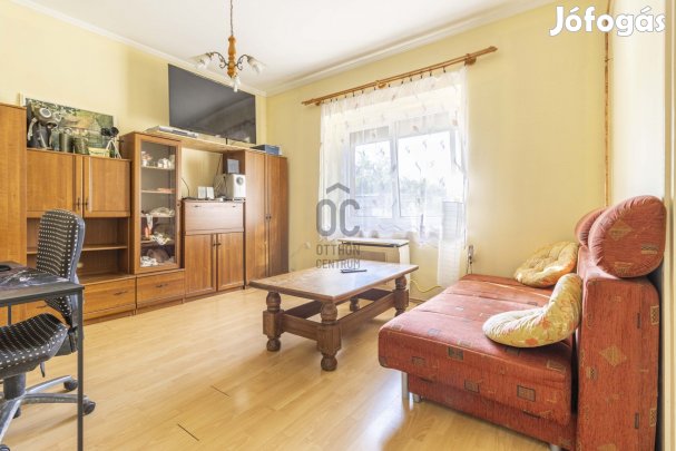 Csendes helyen sorházi lakás saját kertrésszel eladó!