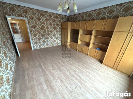 Csendes kertvárosi otthon Debrecen egyik kedvelt részén  közel a belv