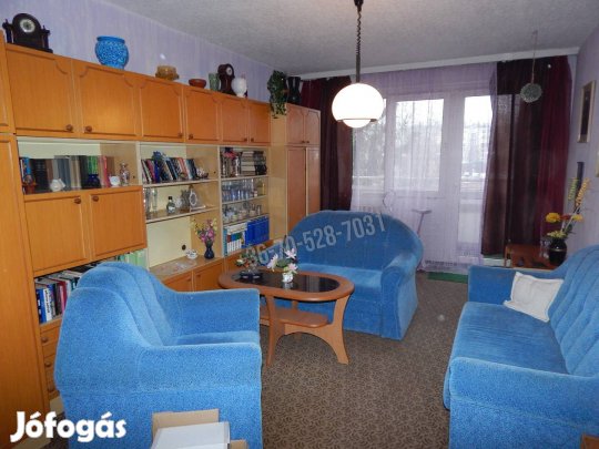 Csendes környéken lévő, jó lakóközösséggel rendelkező 3 szoba+hallos,