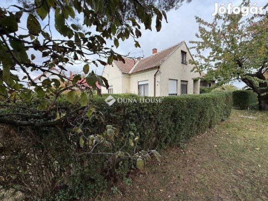 Csendes mellékutcában kétszintes ház, Rum