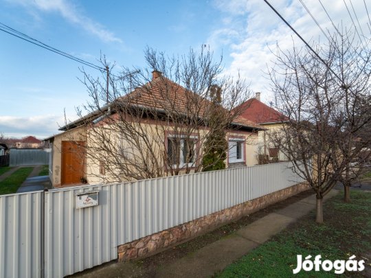 Csendes utcában, mégis mindenhez közel: felújított, praktikus és szere