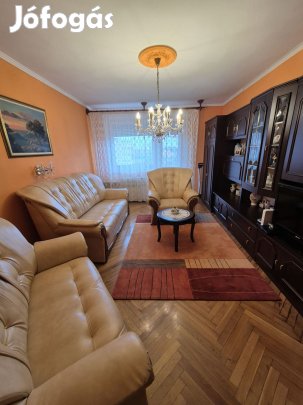 Csendes utcában belvárosi tégla lakás keresi új gazdáját!