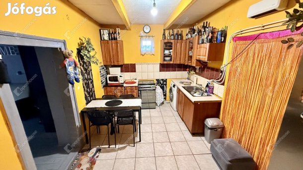 Csendes zsákutcában eladó részben felújított családi ház Pándon!