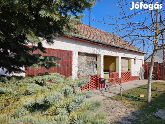 Csengődön másfél szobás családi ház eladó