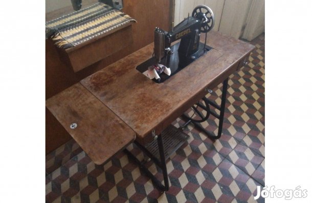Csepel 30 varrógép, asztallal