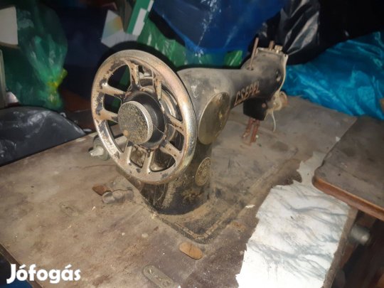 Csepel antik, retrto varrógép öntött vas lábakkal