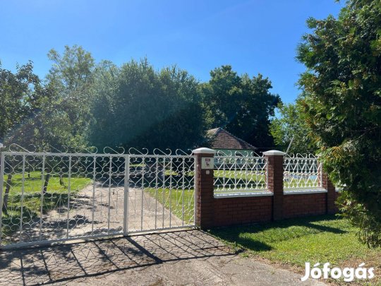 Csérben horgásztavakkal, családi házzal, erdővel és kerttel ház eladó