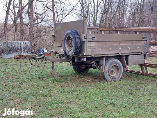 Cserélhető egytengelyes pótkocsi.