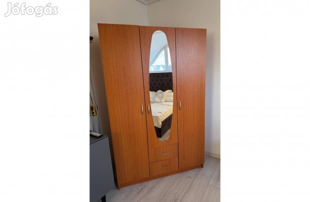 Cseresznye színű ruhás szekrény-2 db éjjeli szekrénnyel