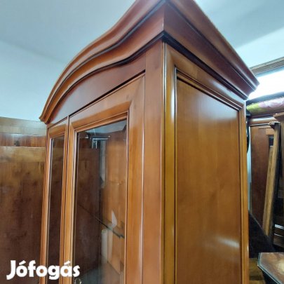 Cseresznye színű vitrin.