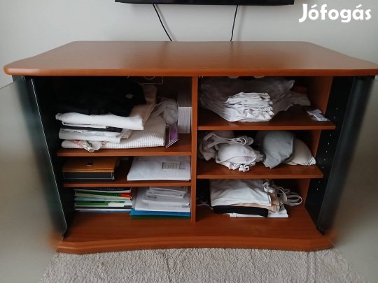 Cseresznyeszínü kisszekrény