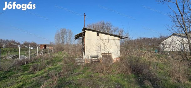 Cserkeszőlőn eladó 1802 nm-es telek, 13 nm-es téglaházzal