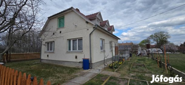 Cserkeszőlőn eladó 5 szobás, nappalis családi ház nagy terasszal