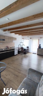 Cserszegtomajon, hangulatos lakóház-nyaraló eladó.