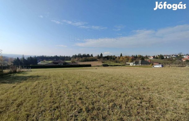 Cserszegtomajon lakvezeti telek elad.