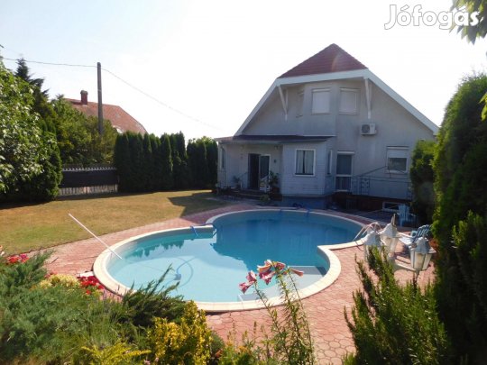 Cserszegtomajon részpanorámás medencés családi ház eladó