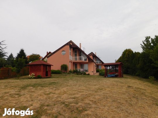 Cserszegtomajon újszerű két lakóegységes családi ház eladó