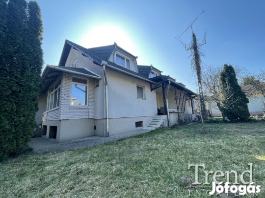 Csillagdombon kiváló elosztással rendelkező ikerház egyik fele eladó!