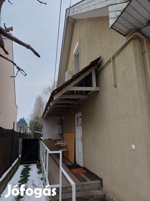 Csillaghegyi otthon saját udvarral, azonnal költözhető ház kiváló közl