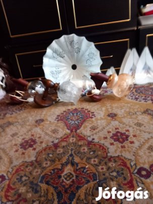 Csillárok : 1 mennyezeti, 3 fali,