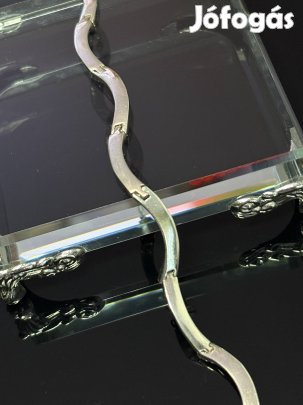 Csillogó, letisztult formájú ezüst karkötő