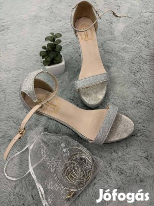 Csillogó magassarkú divatos fülbevalókkal