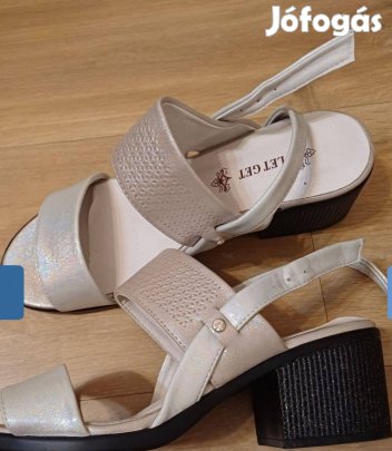 Csillogós ezüst női magassarkú szandál (39)