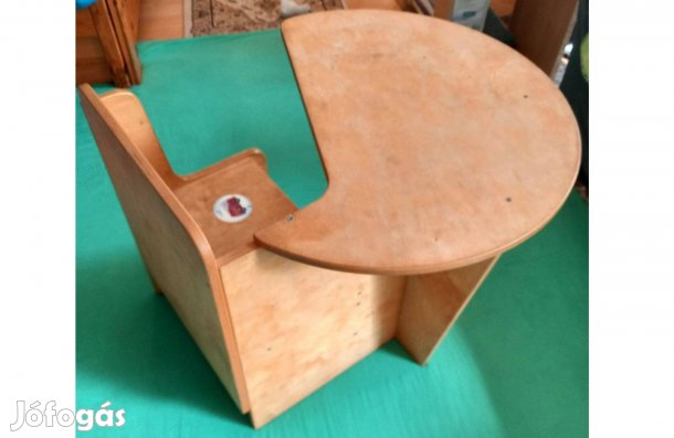 Csináltatott, borulásbiztos asztal-szék egyben