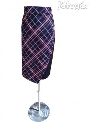Csinos, Fekete Alapon Ferdén Kockás Szoknya. Méret: 44 -46 Szok 211