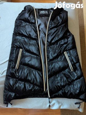 Csinos, vagány fazonú, lefelé bővülő vízlepergetős anyagú M méretben