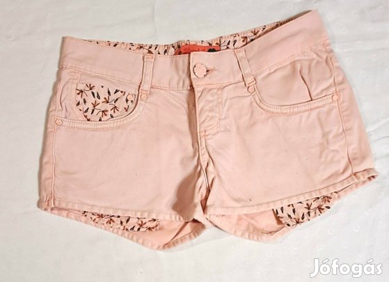 Csinos barackék színű rövidnadrág mintás részletekkel