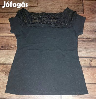 Csipkés csónaknyakú fekete felső