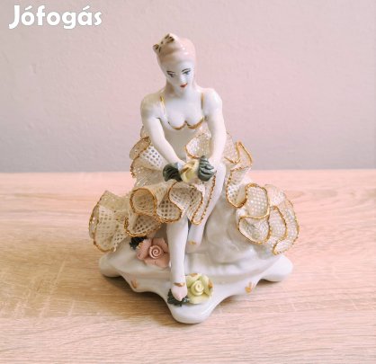 Csipkés ruhás női porcelán figura szobor dísztárgy