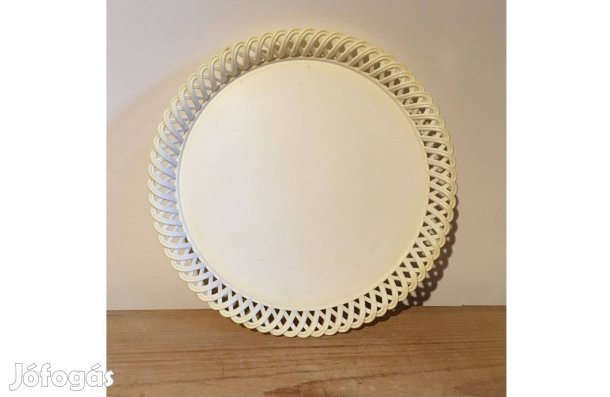Csipkés szélű műanyag tálca