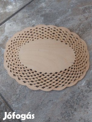 Csipkézett fa tálca