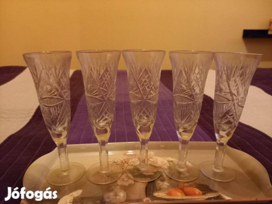 Csiszolt kristály pezsgőspoharak