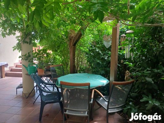 Csodálatos kert, egyedi stílus a Pilis szívében!