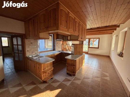 Csodálatos otthonra vágyóknak családi ház Iszkaszentgyörgyön eladó.