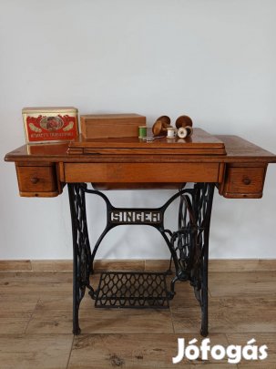 Csodás Singer asztal működő varrógéppel, Singer retró varrógép