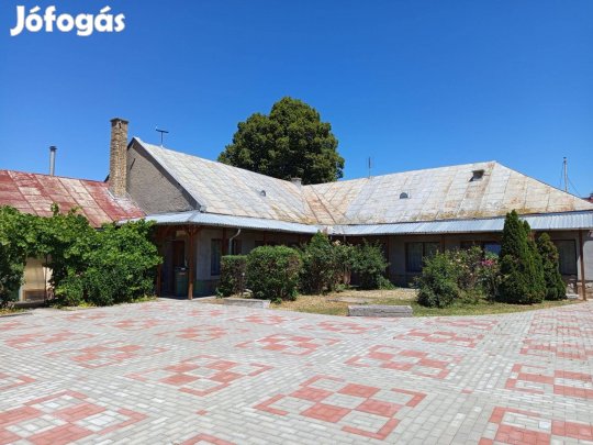 Csodásan felújított régi kúria a Vár közelében !