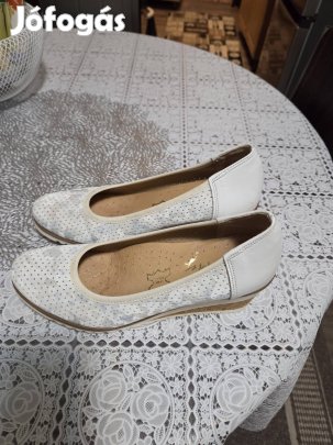 Csodaszép, kényelmes Betty tavaszi- nyári bőr cipő reklámáron.