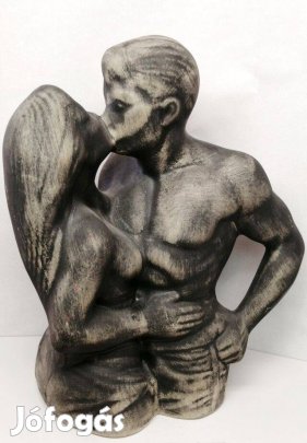 Csók. Világhy Árpád szobrász-keramikus alkotása rusztikus máz nélküli