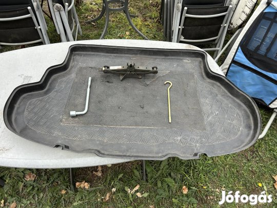 Csomagtértálca Suzuki Liana