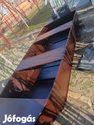 Csónak motorral aksival