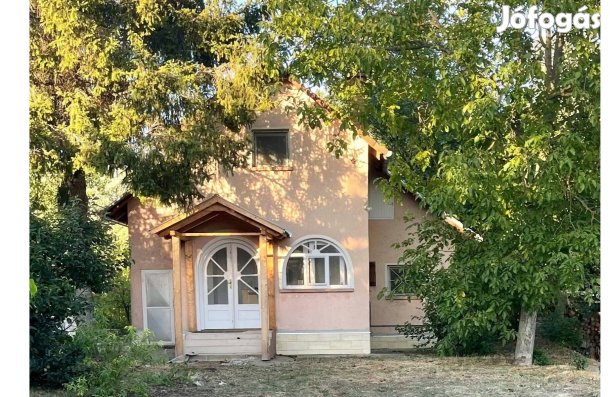 Csongrád-Öregszőlőkben összkomfortos ingatlan tetőtérrel és pincével