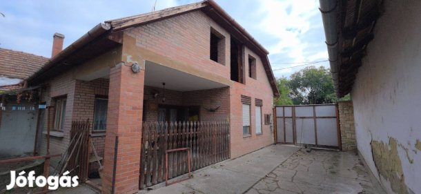 Csongrád központjában, stabil szerkezetű családi ház