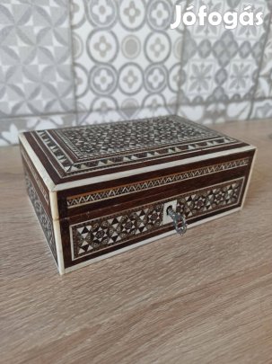 Csontberakásos antik doboz