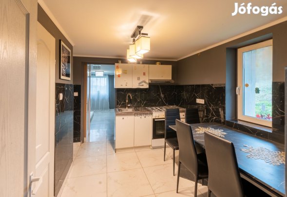 Csór csendes utcájában  felújított, kényelmes 2 szobás ház várja Önt!